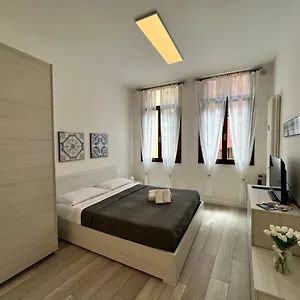 https://appartamento-ai-portici-di-via-savonarola.hotelinveneto.com
